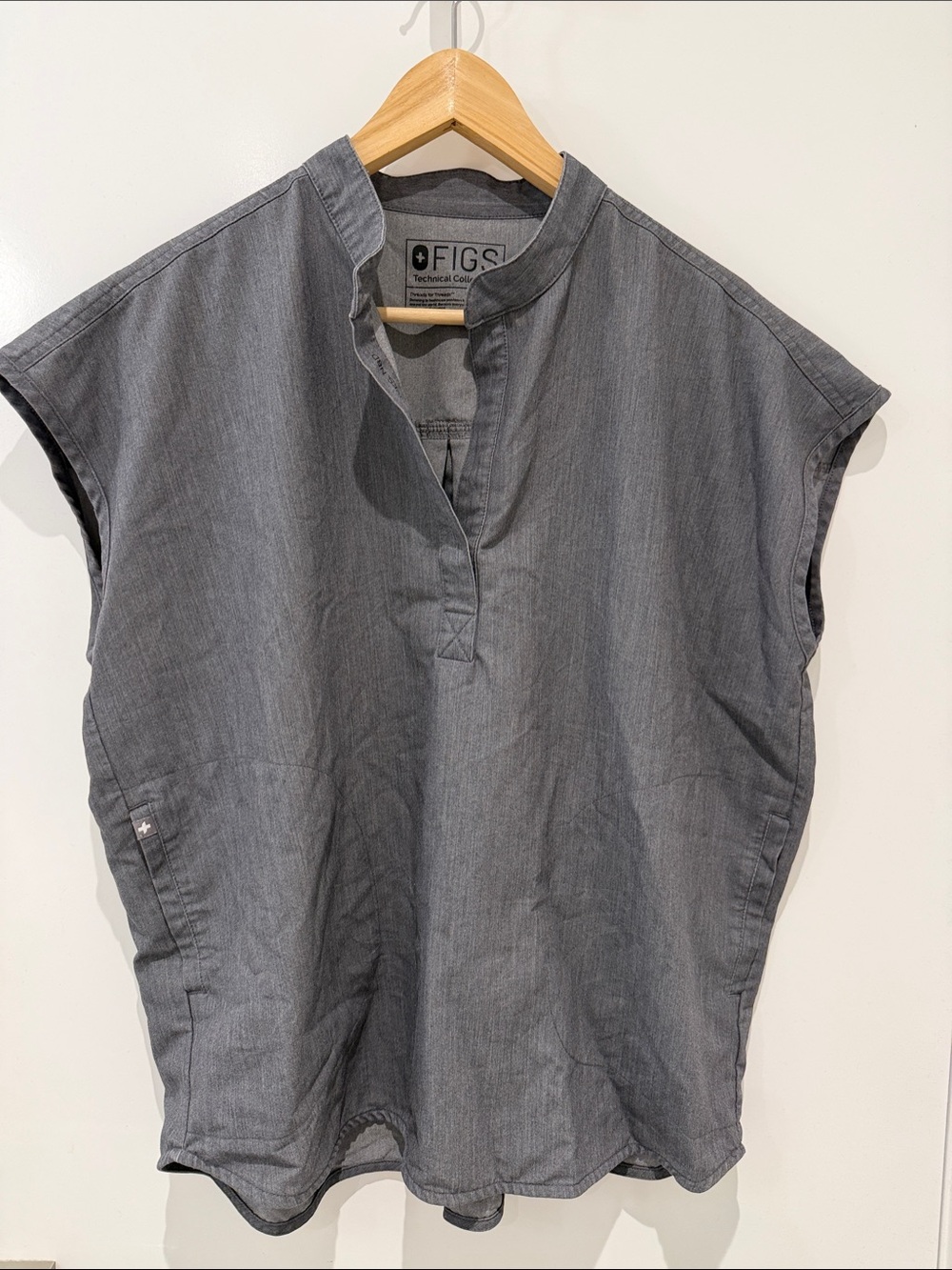 FIGS Women’s Graphite Rafaela Mandarin Collar Scrub Top - size M